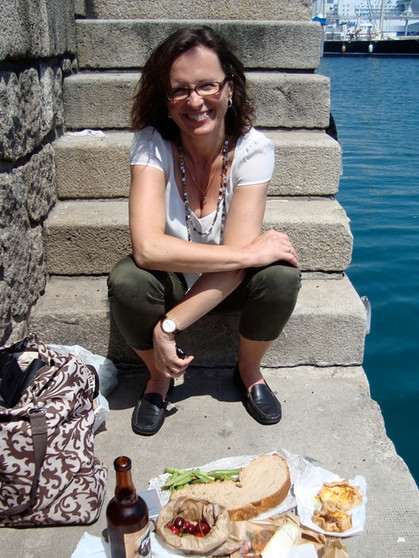 Ulla Müller bei einer Brotzeit am Hafen