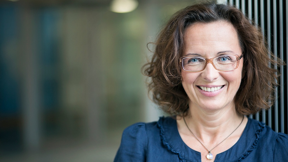 Ulla Müller lächelnd im Bayerischen Rundfunk
